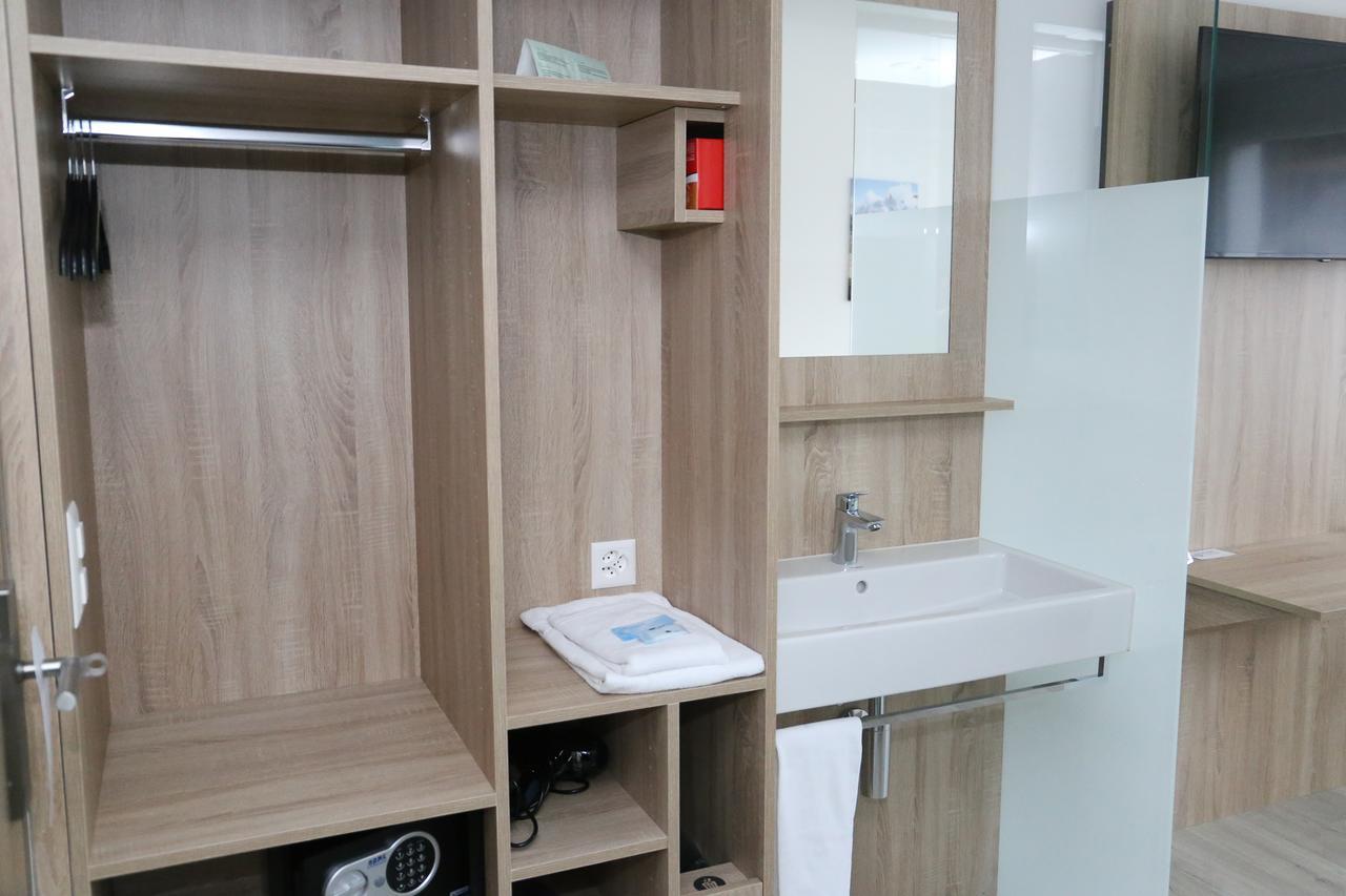 Hotel Traube Garni Kuttigen ภายนอก รูปภาพ