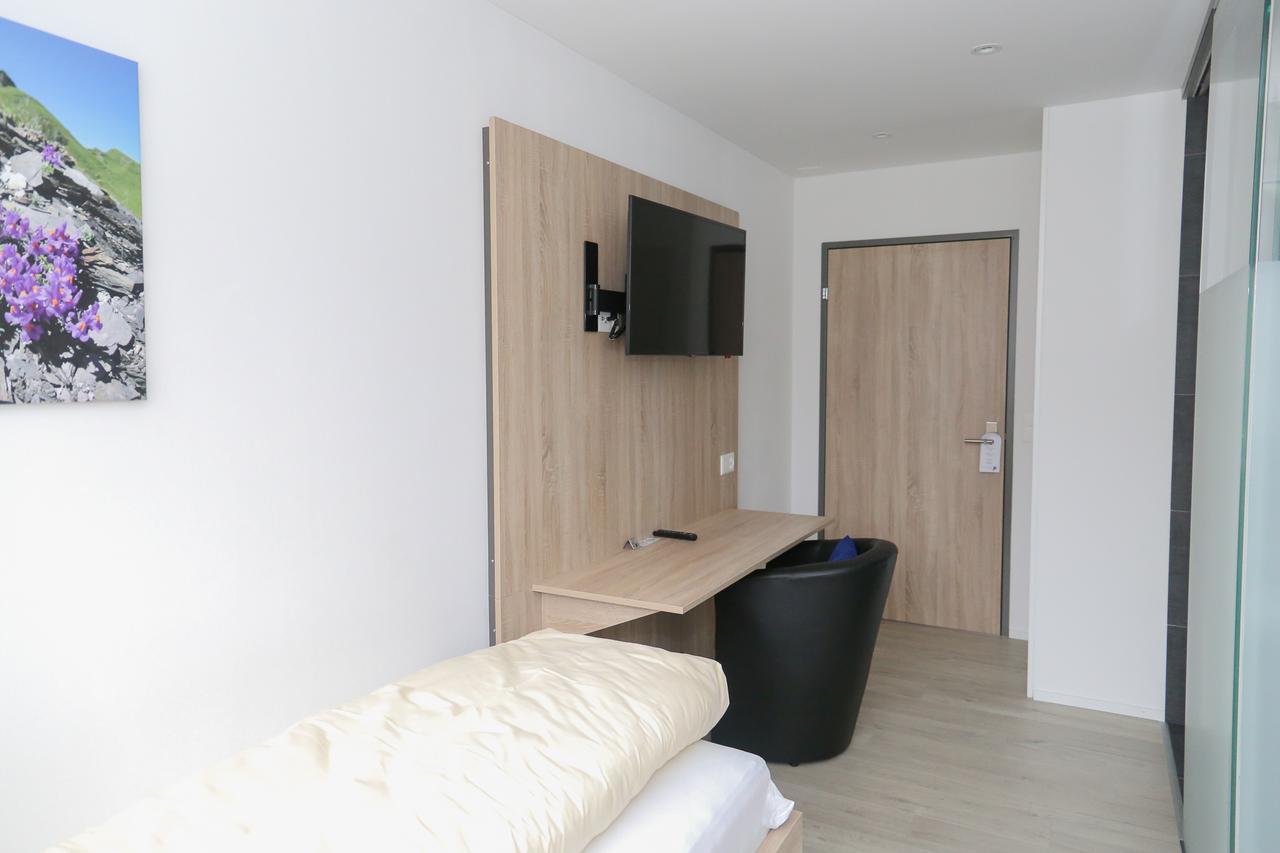 Hotel Traube Garni Kuttigen ภายนอก รูปภาพ