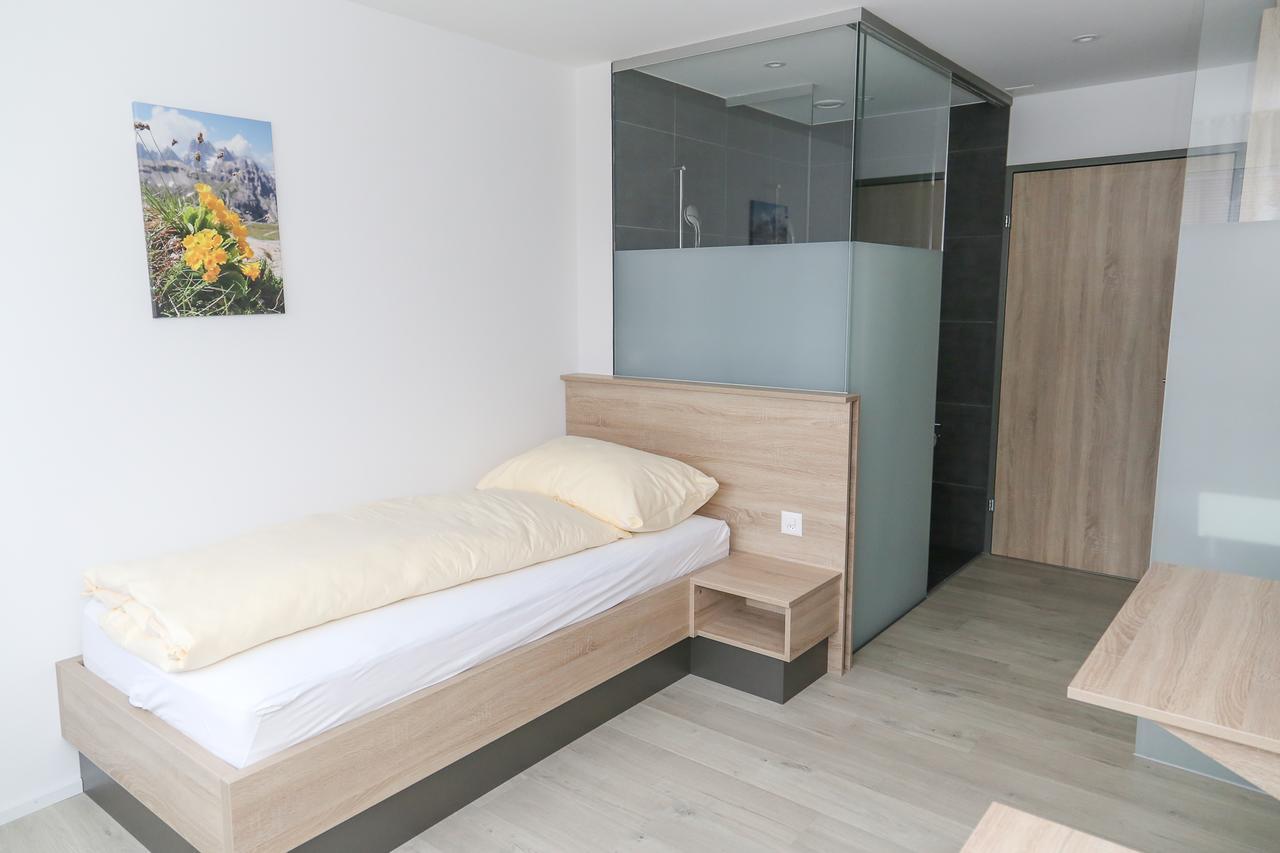 Hotel Traube Garni Kuttigen ภายนอก รูปภาพ