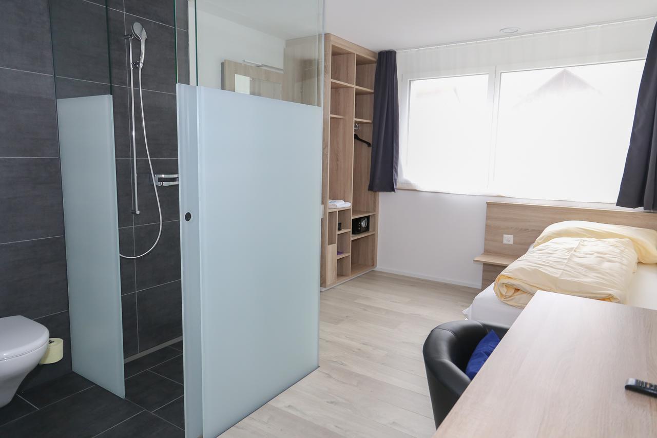 Hotel Traube Garni Kuttigen ภายนอก รูปภาพ