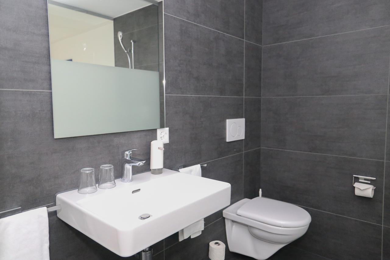 Hotel Traube Garni Kuttigen ภายนอก รูปภาพ
