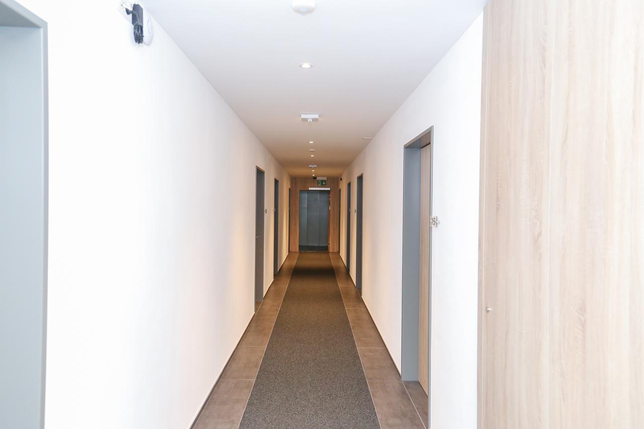 Hotel Traube Garni Kuttigen ภายนอก รูปภาพ