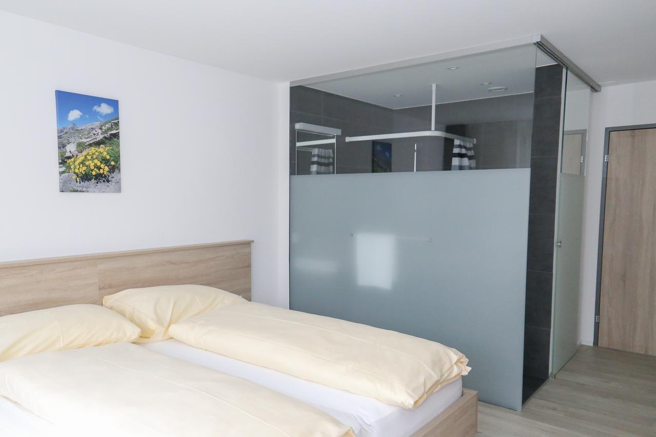 Hotel Traube Garni Kuttigen ภายนอก รูปภาพ