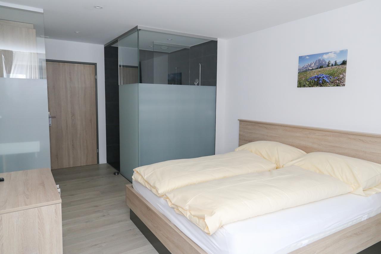 Hotel Traube Garni Kuttigen ภายนอก รูปภาพ